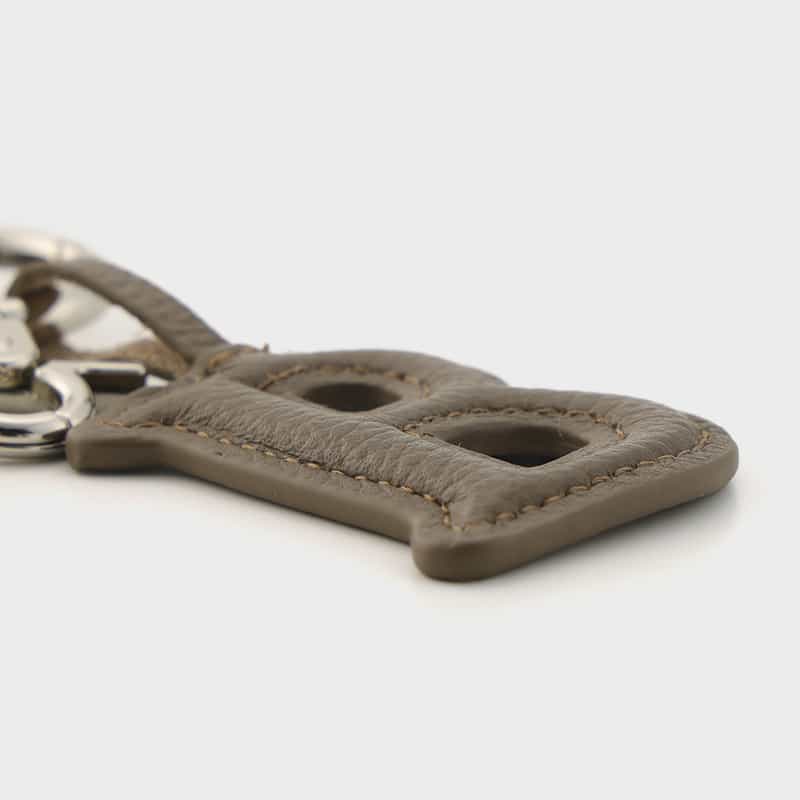 BARNEYS NEW YORK レザーロゴ キーホルダー GRAY BEIGE