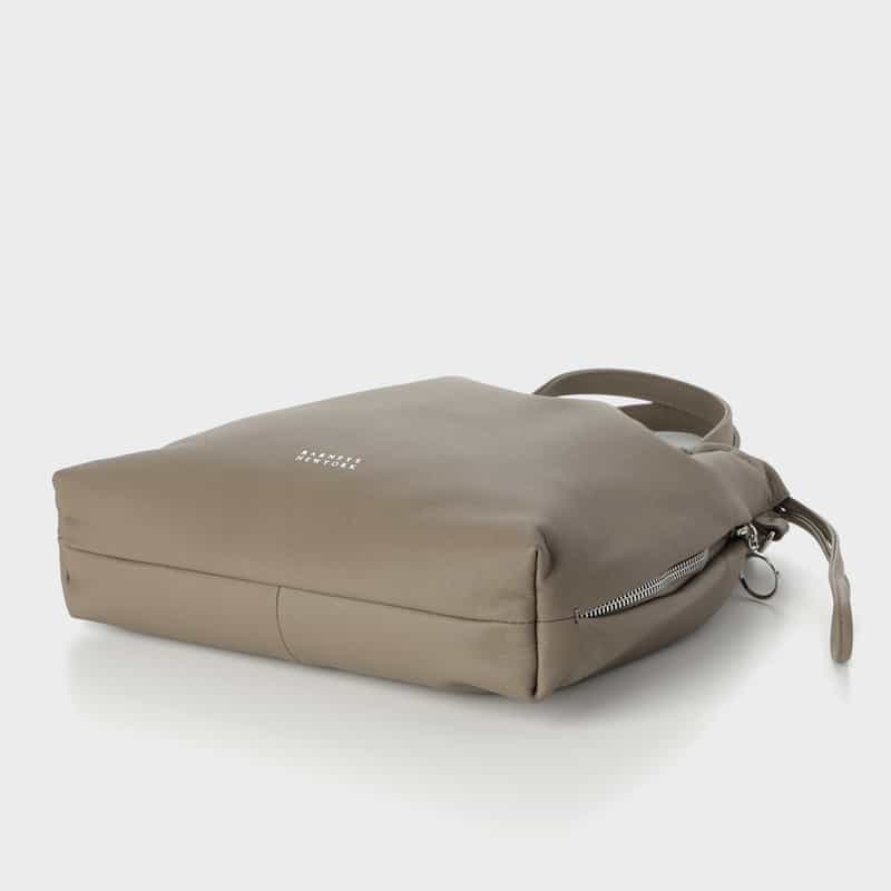 BARNEYS NEW YORK ソフトレザー ドローストリングバッグ GRAY BEIGE