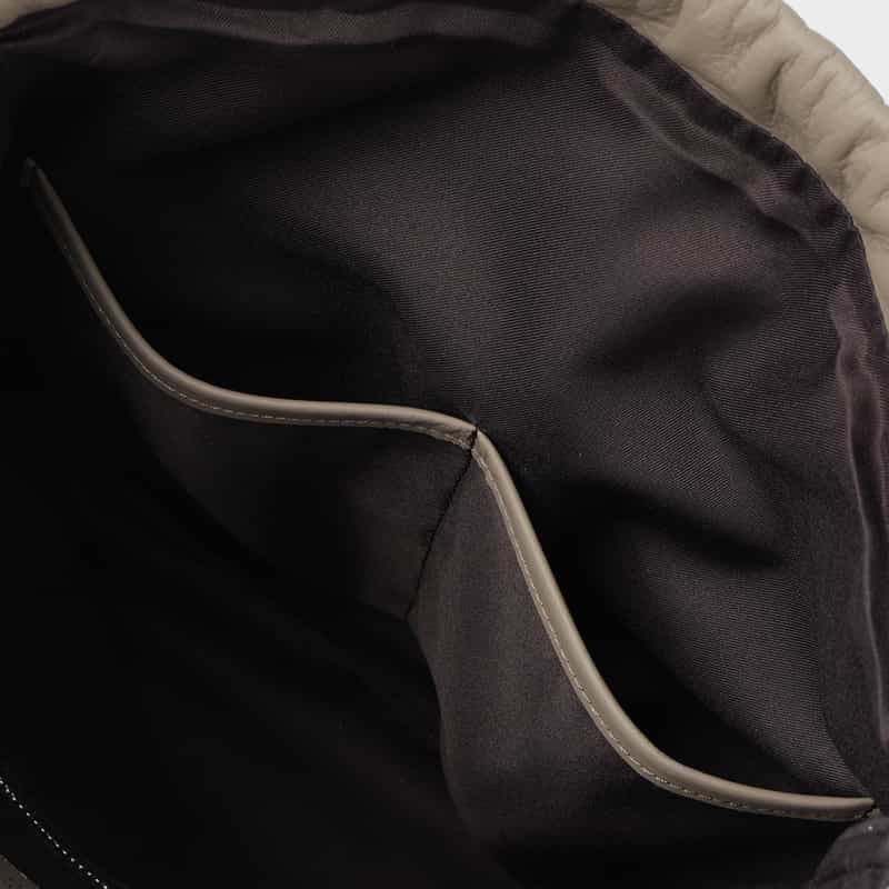 BARNEYS NEW YORK ソフトレザー ドローストリングバッグ GRAY BEIGE