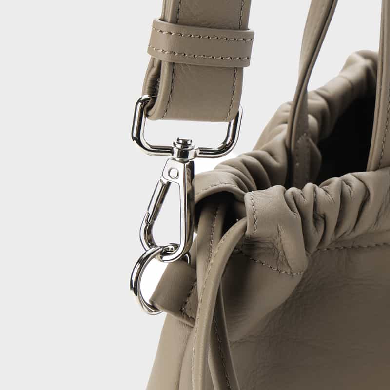 BARNEYS NEW YORK ソフトレザー ドローストリングバッグ GRAY BEIGE