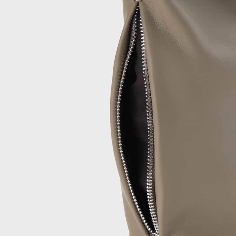 BARNEYS NEW YORK ソフトレザー ドローストリングバッグ GRAY BEIGE