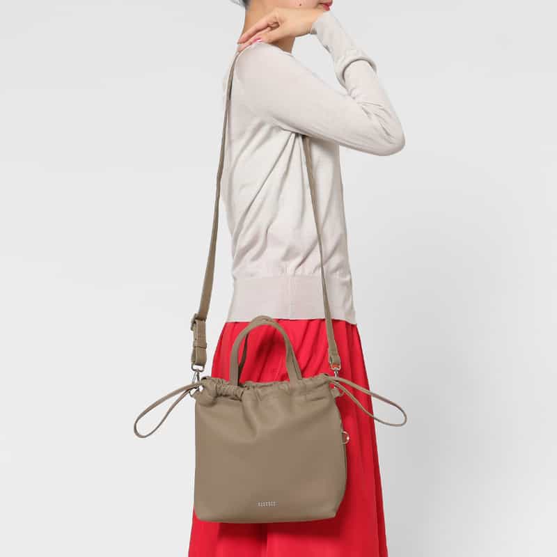 BARNEYS NEW YORK ソフトレザー ドローストリングバッグ GRAY BEIGE