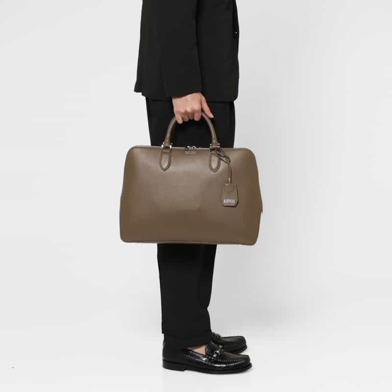 BARNEYS NEW YORK ラウンドジップブリーフケース BEIGE