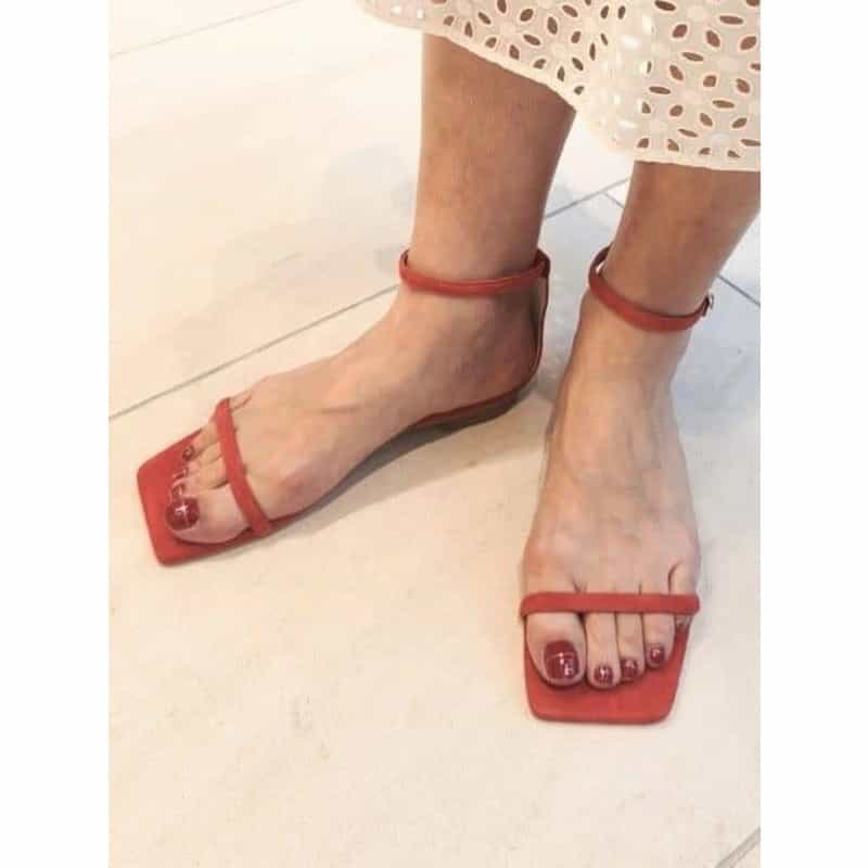 BARNEYS NEW YORK アンクルストラップ フラットサンダル RED