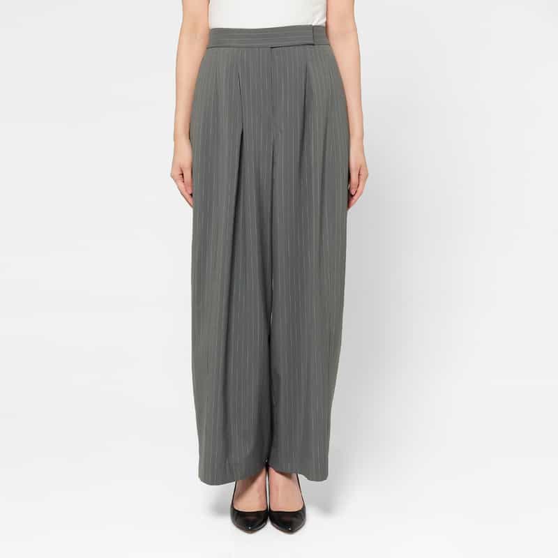 BARNEYS NEW YORK セットアップ ウォッシャブル ストライプ柄バレルレッグパンツ GRAY