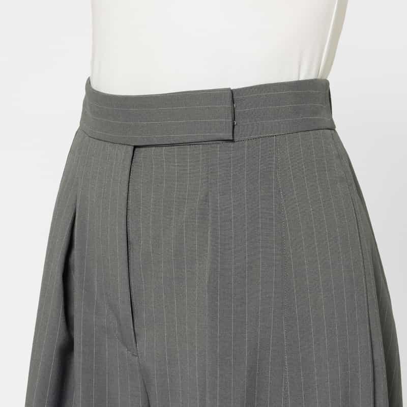 BARNEYS NEW YORK セットアップ ウォッシャブル ストライプ柄バレルレッグパンツ GRAY