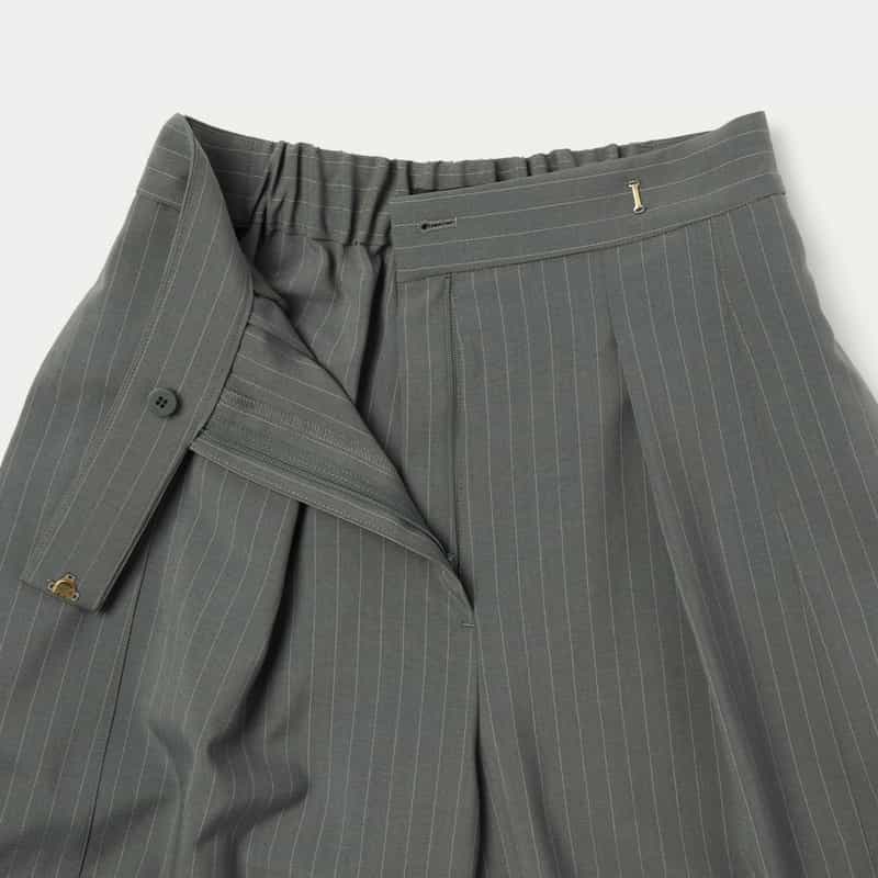 BARNEYS NEW YORK セットアップ ウォッシャブル ストライプ柄バレルレッグパンツ GRAY