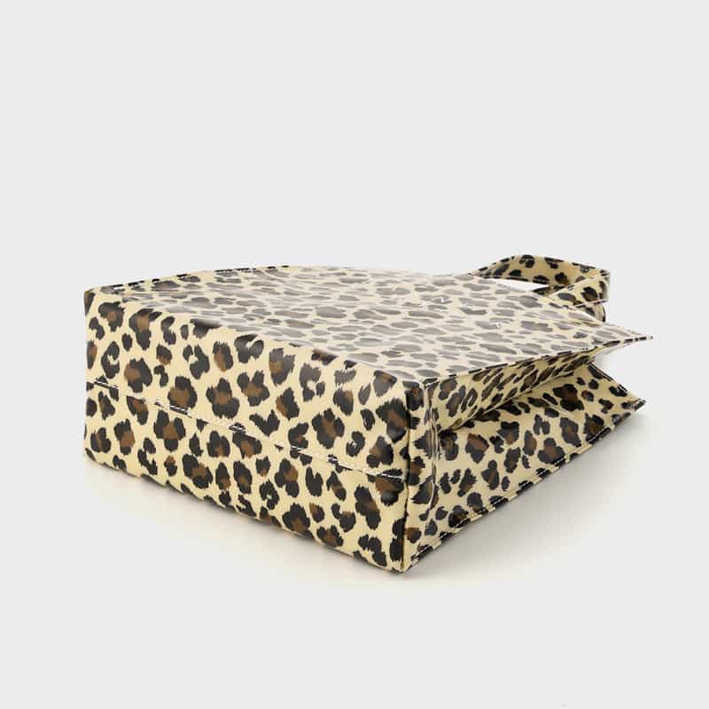 BARNEYS NEW YORK ロゴ入りPVCトートバッグ／レオパード柄（M） BEIGE