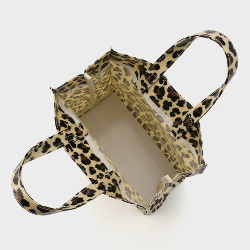 BARNEYS NEW YORK ロゴ入りPVCトートバッグ／レオパード柄（M） BEIGE