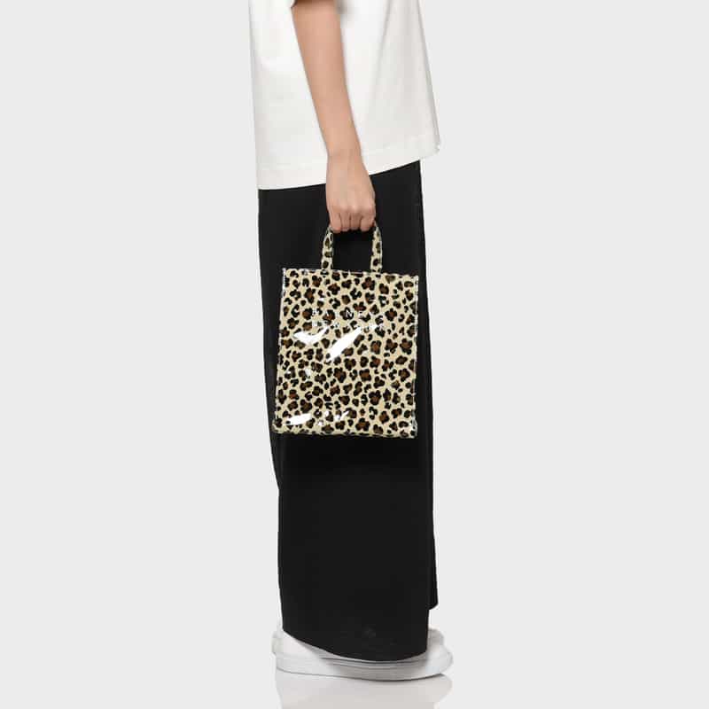 BARNEYS NEW YORK ロゴ入りPVCトートバッグ／レオパード柄（M） BEIGE