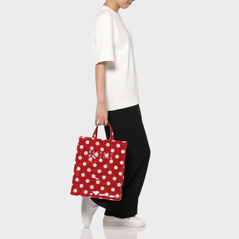 BARNEYS NEW YORK ロゴ入りPVCトートバッグ／ドット柄（L） RED