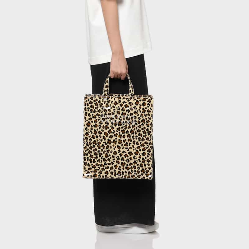 BARNEYS NEW YORK ロゴ入りPVCトートバッグ／レオパード柄（L） BEIGE