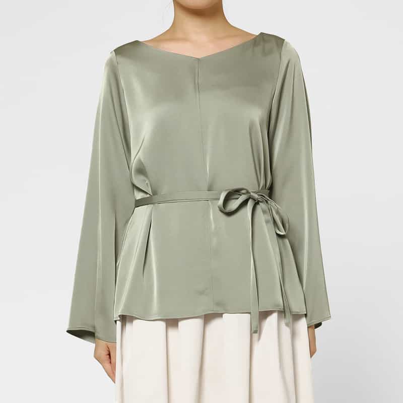 BARNEYS NEW YORK ウォッシャブル サテン素材Vネックウエストリボンブラウス LIGHT GRAY