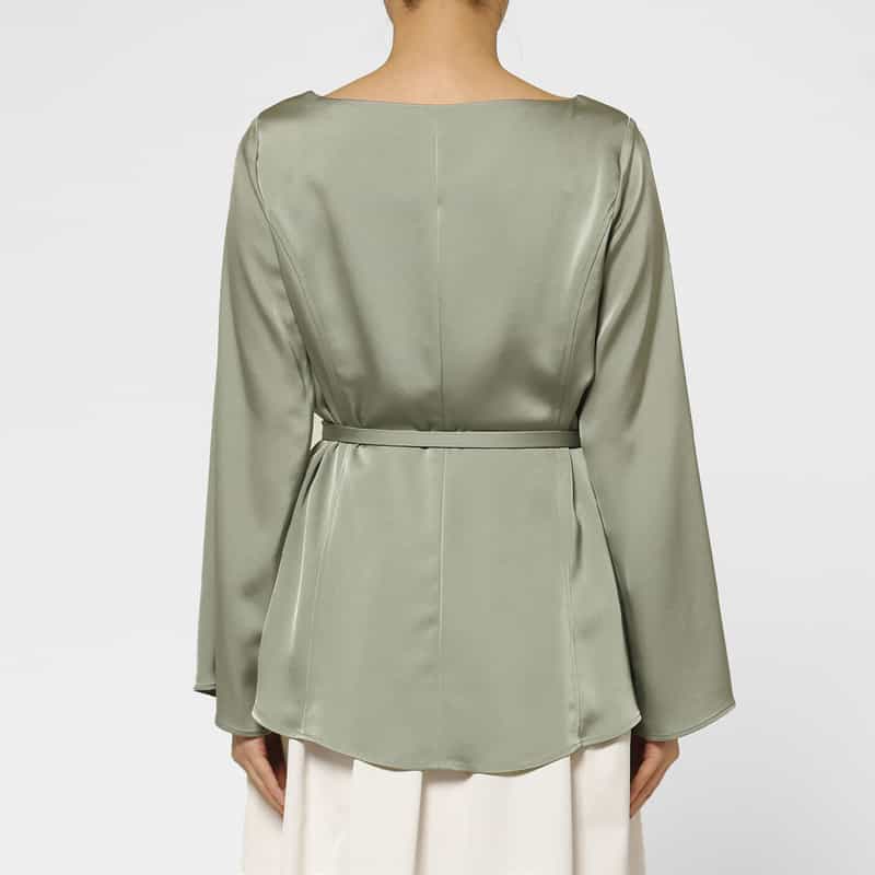 BARNEYS NEW YORK ウォッシャブル サテン素材Vネックウエストリボンブラウス LIGHT GRAY