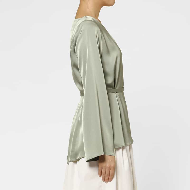 BARNEYS NEW YORK ウォッシャブル サテン素材Vネックウエストリボンブラウス LIGHT GRAY