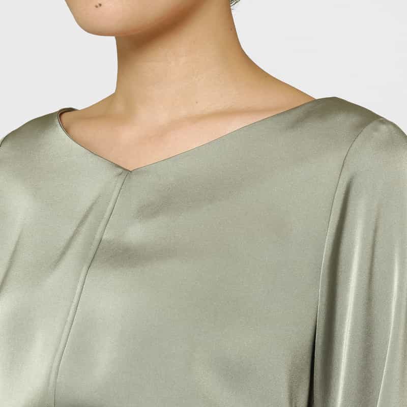 BARNEYS NEW YORK ウォッシャブル サテン素材Vネックウエストリボンブラウス LIGHT GRAY