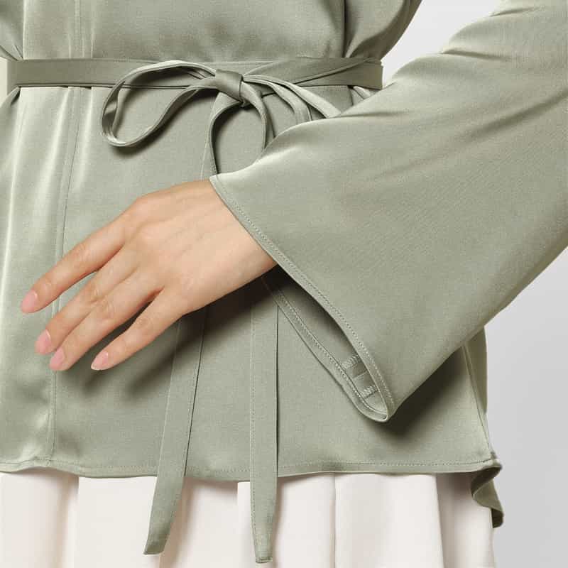 BARNEYS NEW YORK ウォッシャブル サテン素材Vネックウエストリボンブラウス LIGHT GRAY