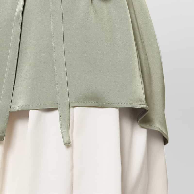 BARNEYS NEW YORK ウォッシャブル サテン素材Vネックウエストリボンブラウス LIGHT GRAY