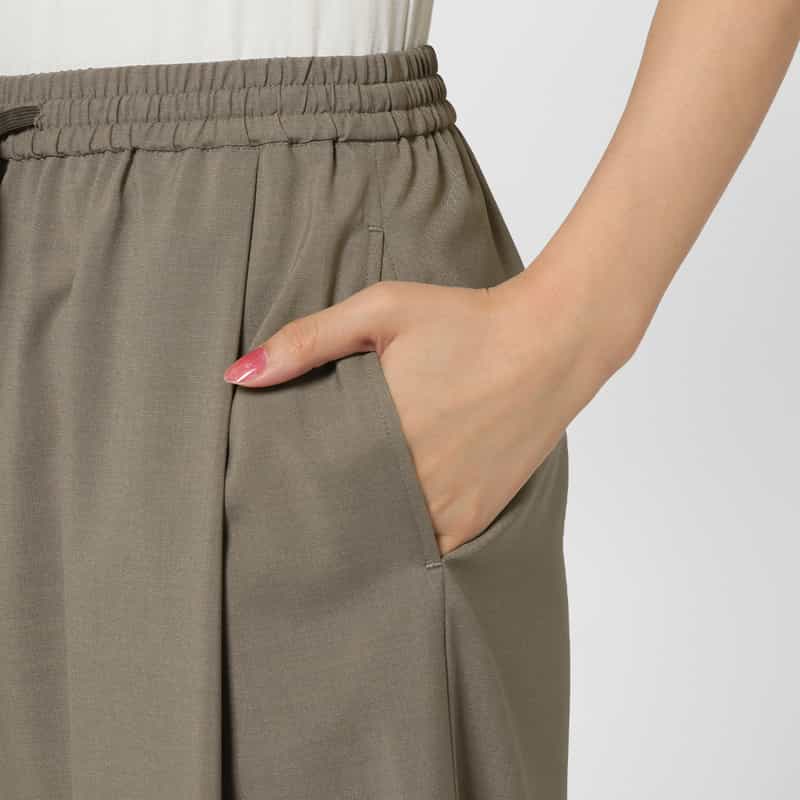 BARNEYS NEW YORK ウォッシャブル ドライタッチ ドローストリングイージーパンツ KHAKI