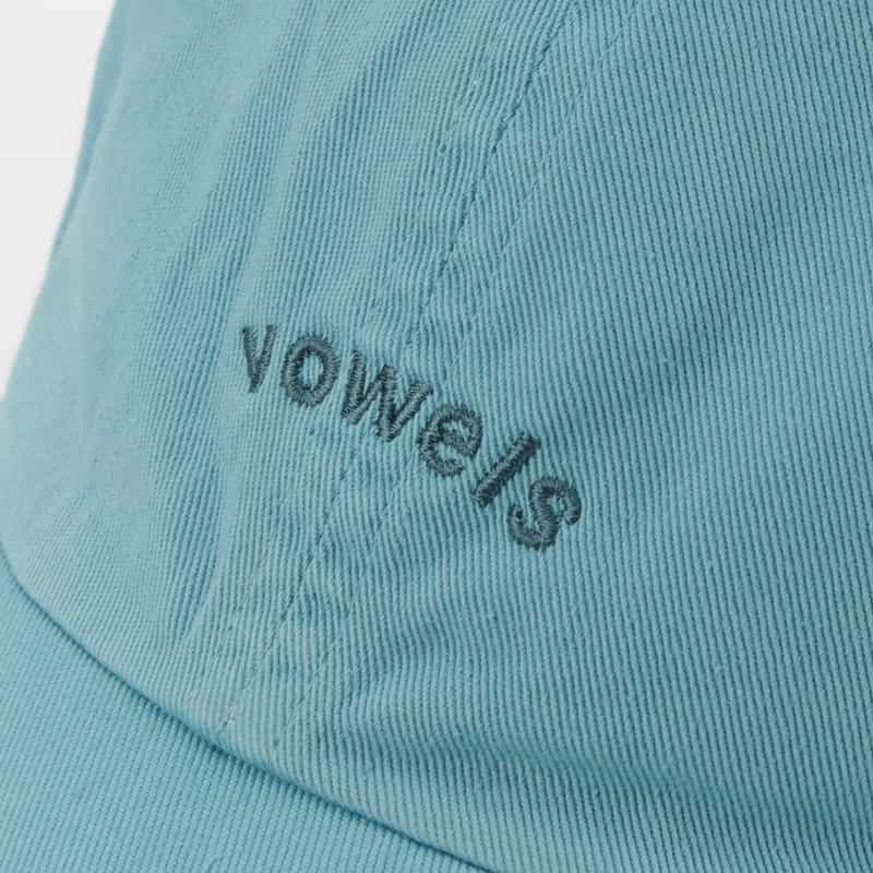 VOWELS VOWELS＜バウルズ＞ ロゴ入りベースボールキャップ BLUE