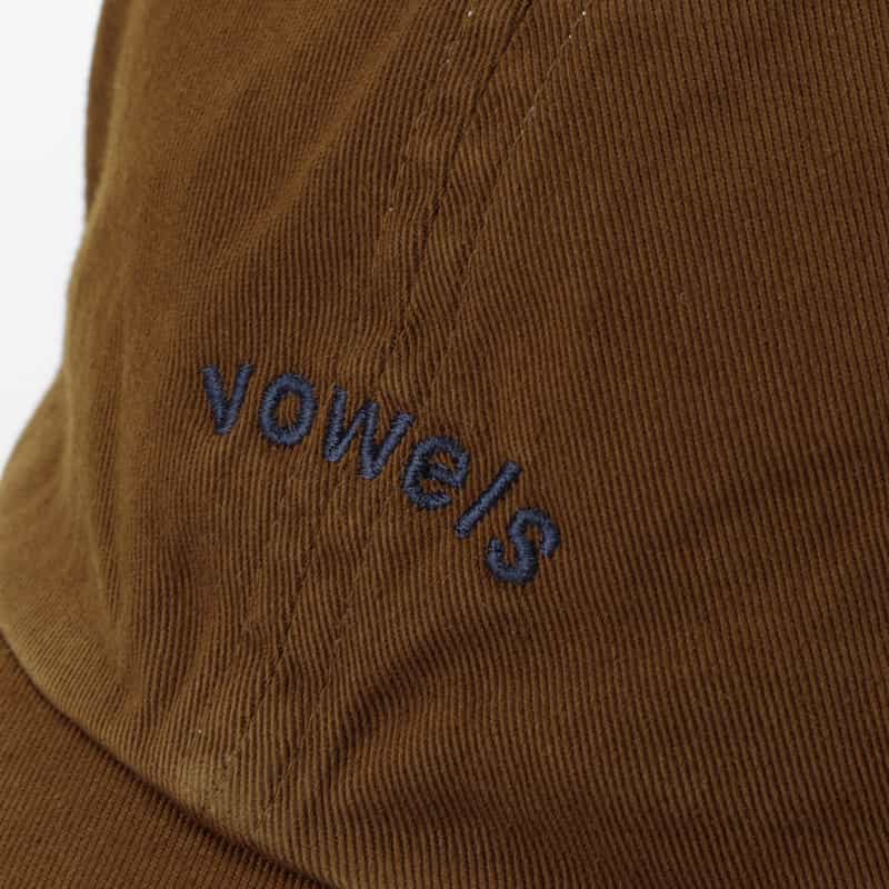 VOWELS VOWELS＜バウルズ＞ ロゴ入りベースボールキャップ BROWN