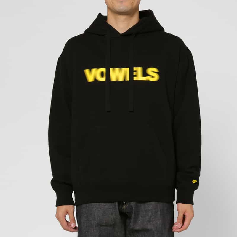 VOWELS VOWELS＜バウルズ＞ ロゴ入りスウェットフーディ BLACK