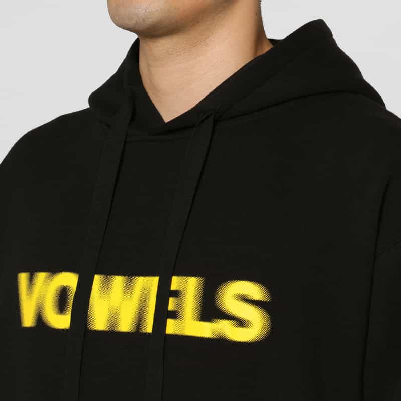 VOWELS VOWELS＜バウルズ＞ ロゴ入りスウェットフーディ BLACK