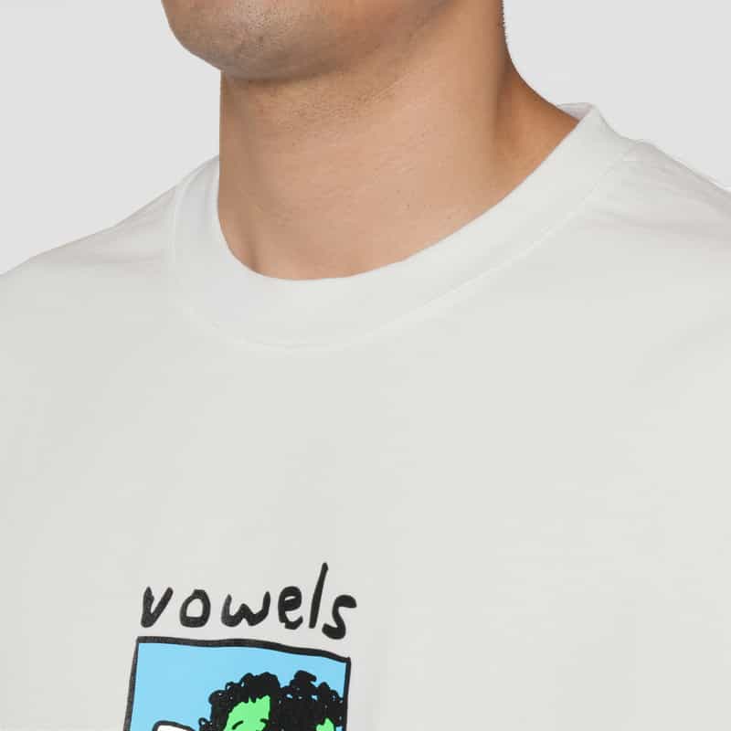 VOWELS VOWELS＜バウルズ＞ グラフィックTシャツ WHITE
