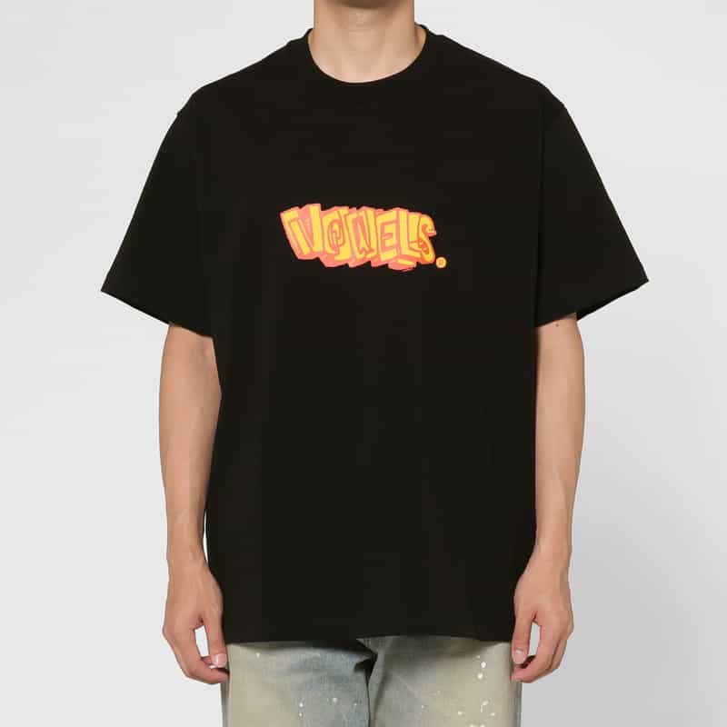 VOWELS VOWELS＜バウルズ＞ ロゴ入りTシャツ BLACK