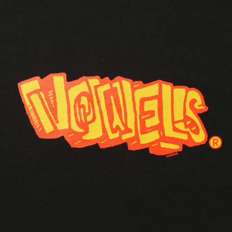 VOWELS VOWELS＜バウルズ＞ ロゴ入りTシャツ BLACK