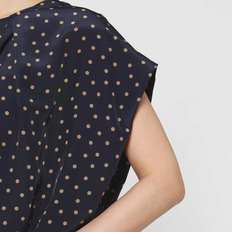 BARNEYS NEW YORK セットアップ ウォッシャブル ランダムドット柄ノースリーブブラウス NAVY
