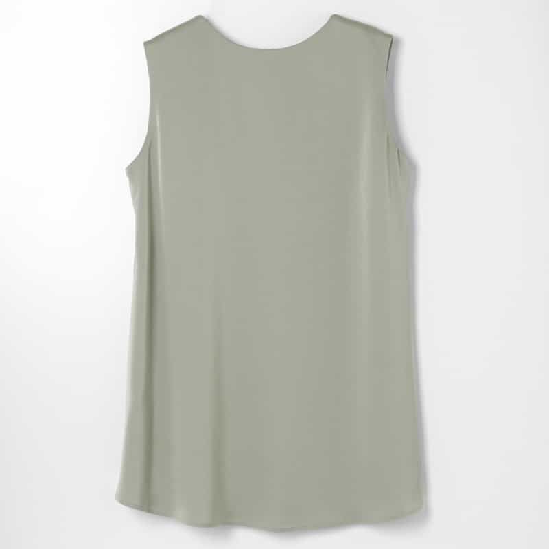 BARNEYS NEW YORK ウォッシャブル サテン素材 Vネックノースリーブブラウス LIGHT GRAY