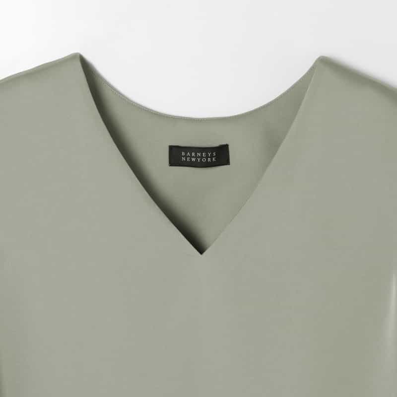 BARNEYS NEW YORK ウォッシャブル サテン素材 Vネックノースリーブブラウス LIGHT GRAY
