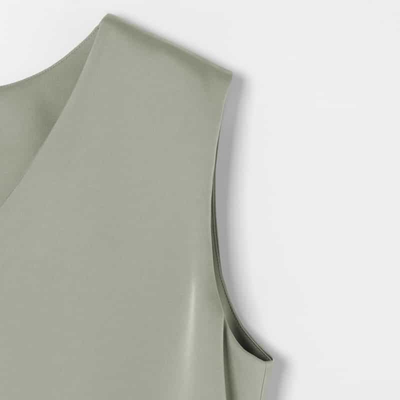 BARNEYS NEW YORK ウォッシャブル サテン素材 Vネックノースリーブブラウス LIGHT GRAY