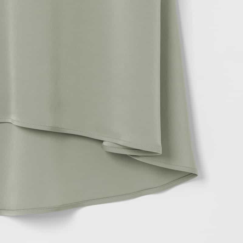 BARNEYS NEW YORK ウォッシャブル サテン素材 Vネックノースリーブブラウス LIGHT GRAY