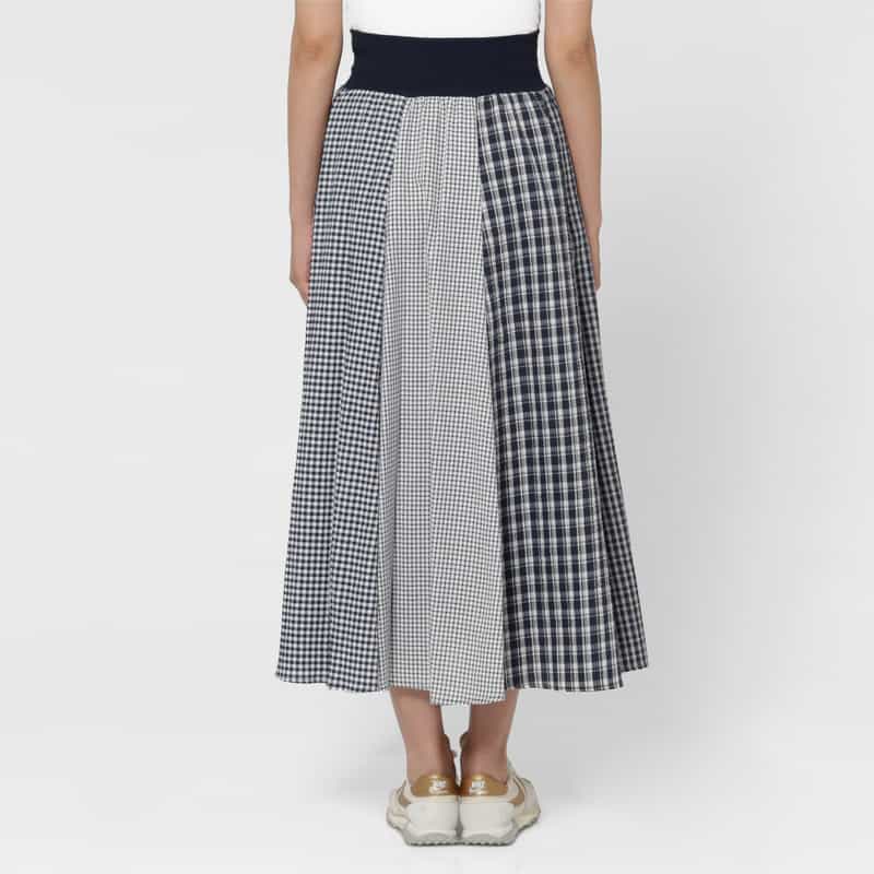 BARNEYS NEW YORK ウォッシャブル シアサッカー素材パネル切替ロングフレアスカート NAVY