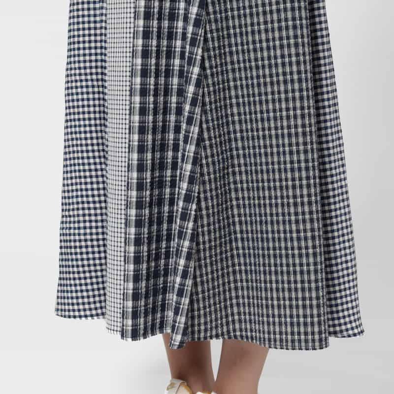BARNEYS NEW YORK ウォッシャブル シアサッカー素材パネル切替ロングフレアスカート NAVY