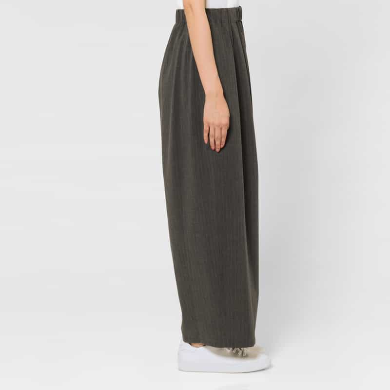 BARNEYS NEW YORK ウォッシャブル ピンストライプ柄ドローストリング付きワイドパンツ GRAY