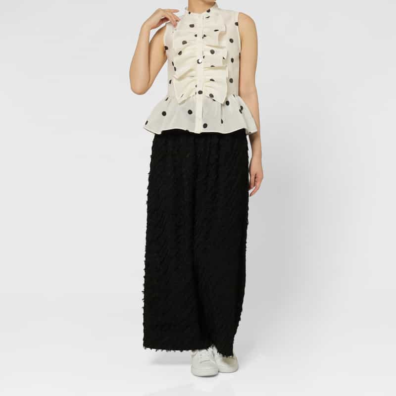 BARNEYS NEW YORK ウォッシャブル ドット柄ラッフルデザインバンドカラーブラウス WHITE