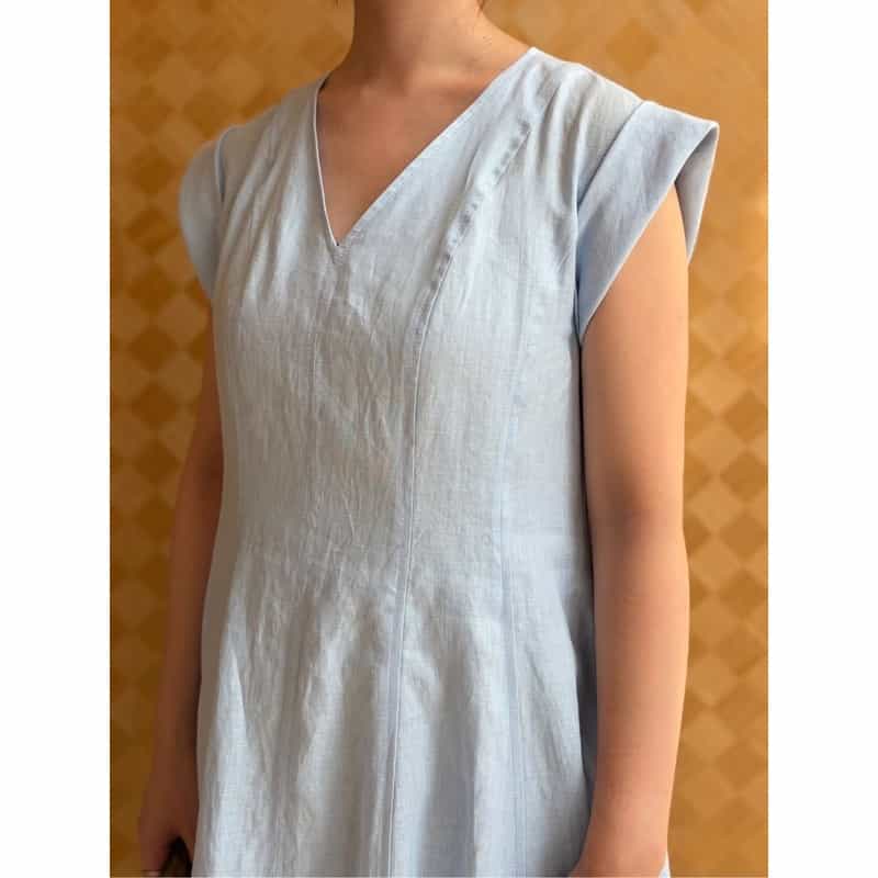 BARNEYS NEW YORK ウォッシャブル ソフトリネン素材Vネックフレアロングドレス（インナードレス付き） LIGHT BLUE