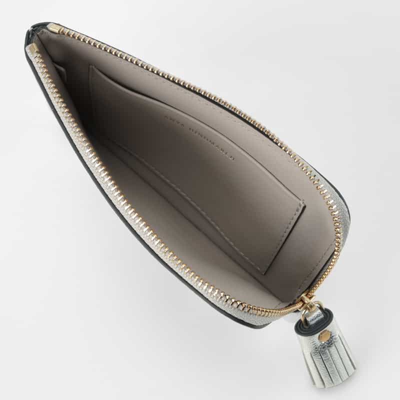 ANYA HINDMARCH ANYA HINDMARCH ANYA HINDMARCH ＜アニヤ ハインドマーチ＞ オール・オーバー・ステッカー・スモール・ジップ・ルースポケット SILVER