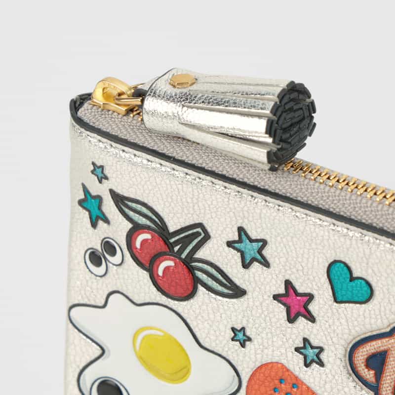 ANYA HINDMARCH ANYA HINDMARCH ANYA HINDMARCH ＜アニヤ ハインドマーチ＞ オール・オーバー・ステッカー・スモール・ジップ・ルースポケット SILVER