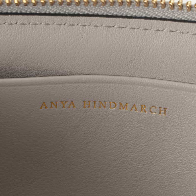 ANYA HINDMARCH ANYA HINDMARCH ANYA HINDMARCH ＜アニヤ ハインドマーチ＞ オール・オーバー・ステッカー・スモール・ジップ・ルースポケット SILVER
