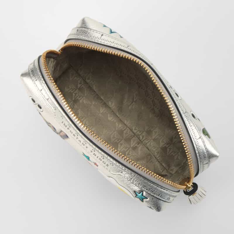 ANYA HINDMARCH ANYA HINDMARCH ANYA HINDMARCH ＜アニヤ ハインドマーチ＞ オール・オーバー・ステッカー・インポータント・シングス・ポーチ SILVER