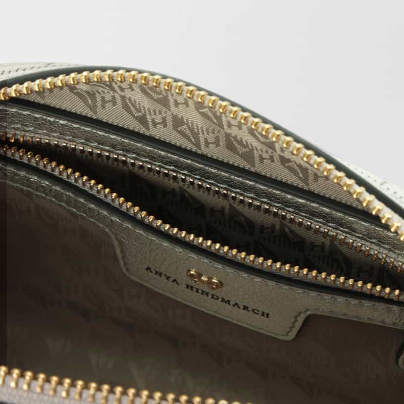 ANYA HINDMARCH ANYA HINDMARCH ANYA HINDMARCH ＜アニヤ ハインドマーチ＞ オール・オーバー・ステッカー・インポータント・シングス・ポーチ SILVER