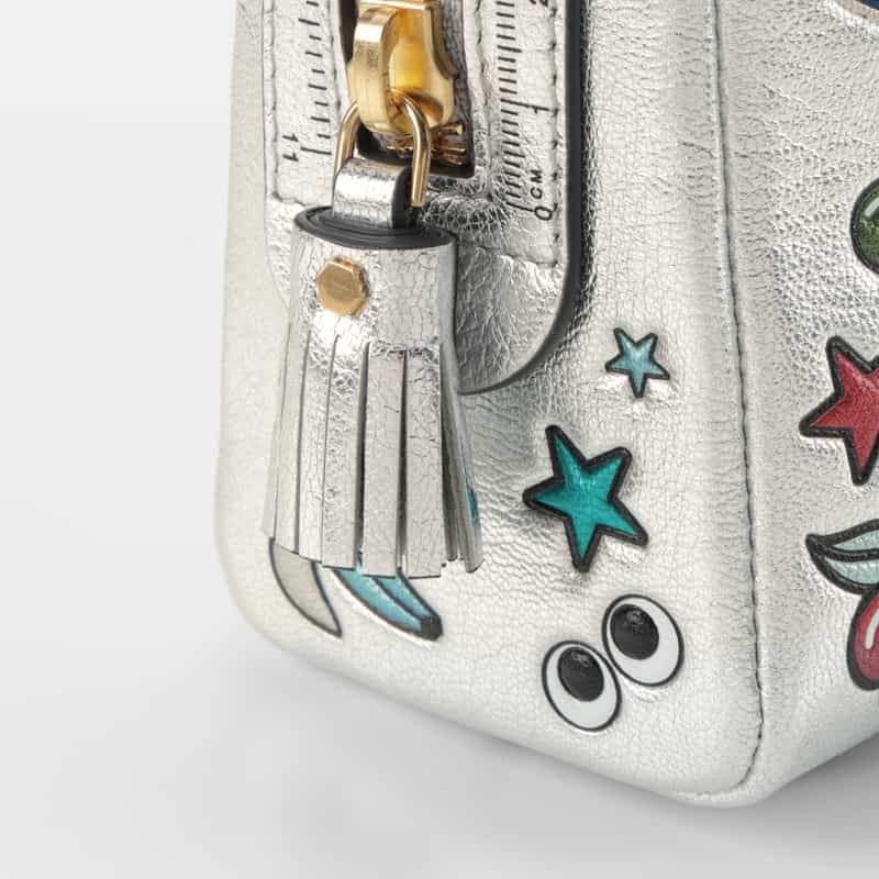 ANYA HINDMARCH ANYA HINDMARCH ANYA HINDMARCH ＜アニヤ ハインドマーチ＞ オール・オーバー・ステッカー・インポータント・シングス・ポーチ SILVER