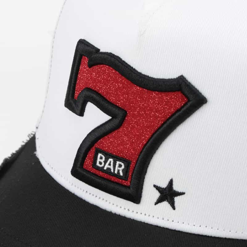 YOSHINORI KOTAKE DESIGN YOSHINORI KOTAKE DESIGN＜ヨシノリ コタケ デザイン＞ ベースボールキャップ“7BAR" WHITE
