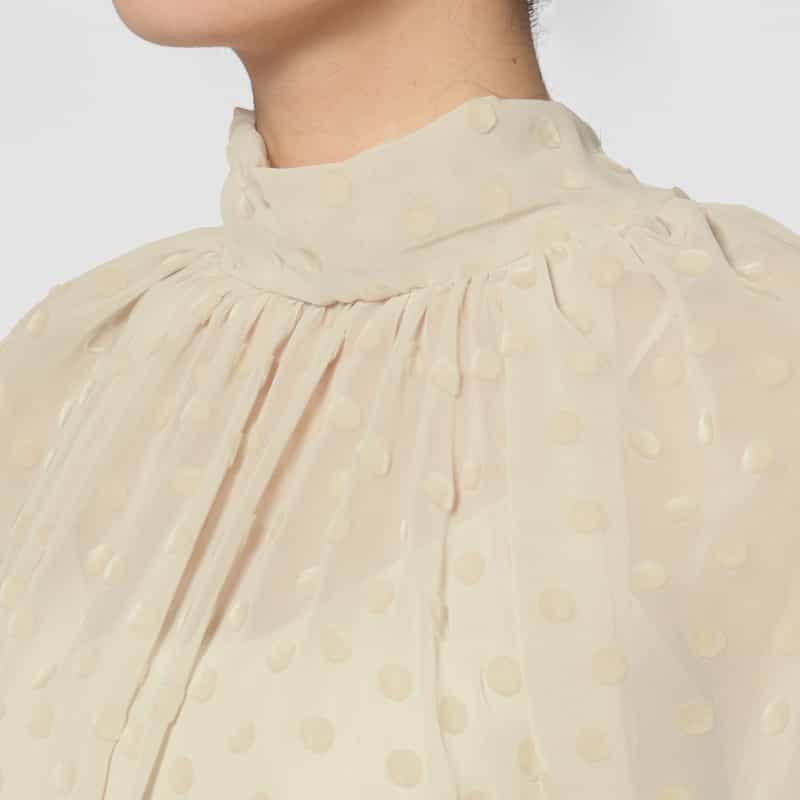 BARNEYS NEW YORK ウォッシャブル フロッキードット柄シアーボウタイブラウス（インナーキャミソール付き） BEIGE