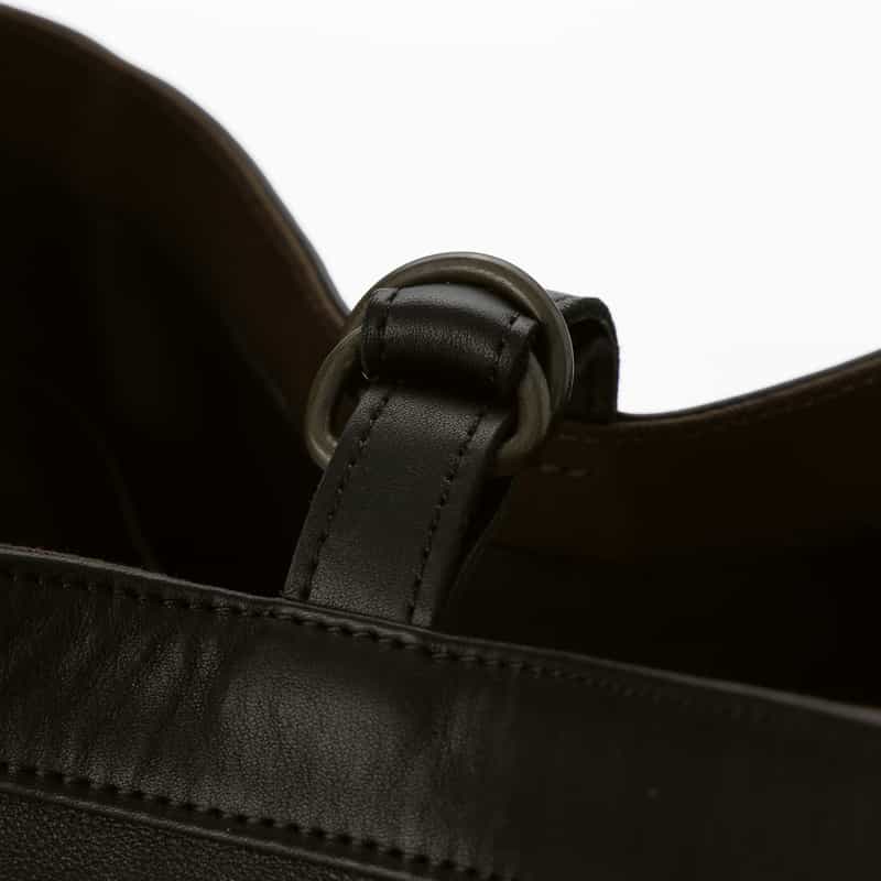 T.T T.T＜ティー ティー＞ カーフレザーショルダーバッグ"NEWSBOY" BLACK