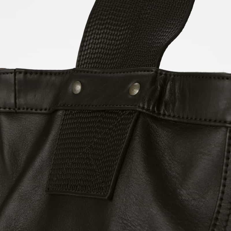 T.T T.T＜ティー ティー＞ カーフレザーショルダーバッグ"NEWSBOY" BLACK